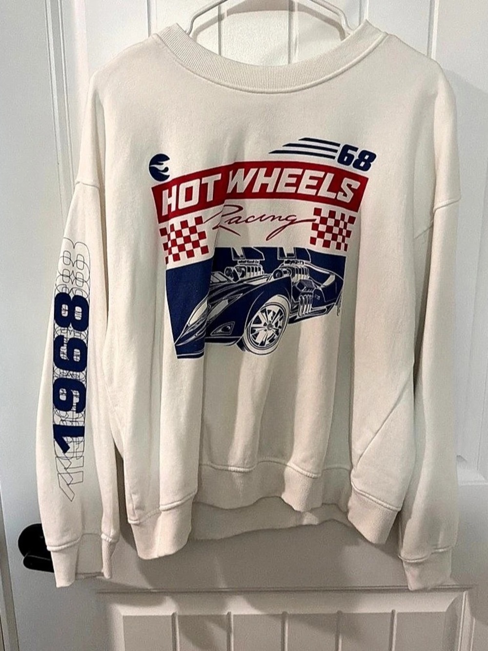 H&Medium Hot Wheels Racing sweatshirt Graphic Sweatshirt in White & Blue Size